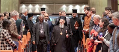 Geestelijken lopen naar het podium 
