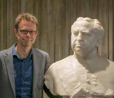 Ab Flipse met beeld Abraham Kuyper