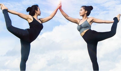 twee op elkaar lijkende personen in een yogahouding