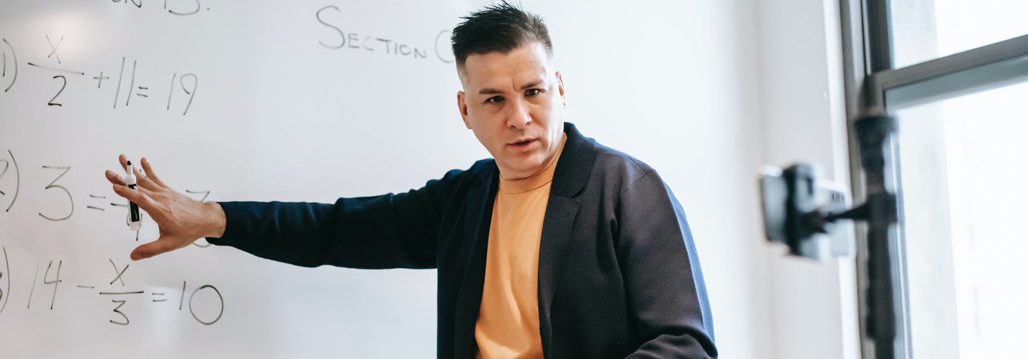 Docent voor schoolbord