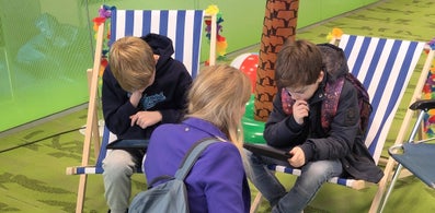 kinderen doen game op tablets