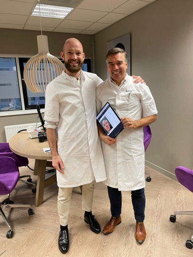 Foto van Berno Bucker (links) en RealFaceValue medeoprichter / plastisch chirurg Dr. Jacques van der Meulen, PhD.
