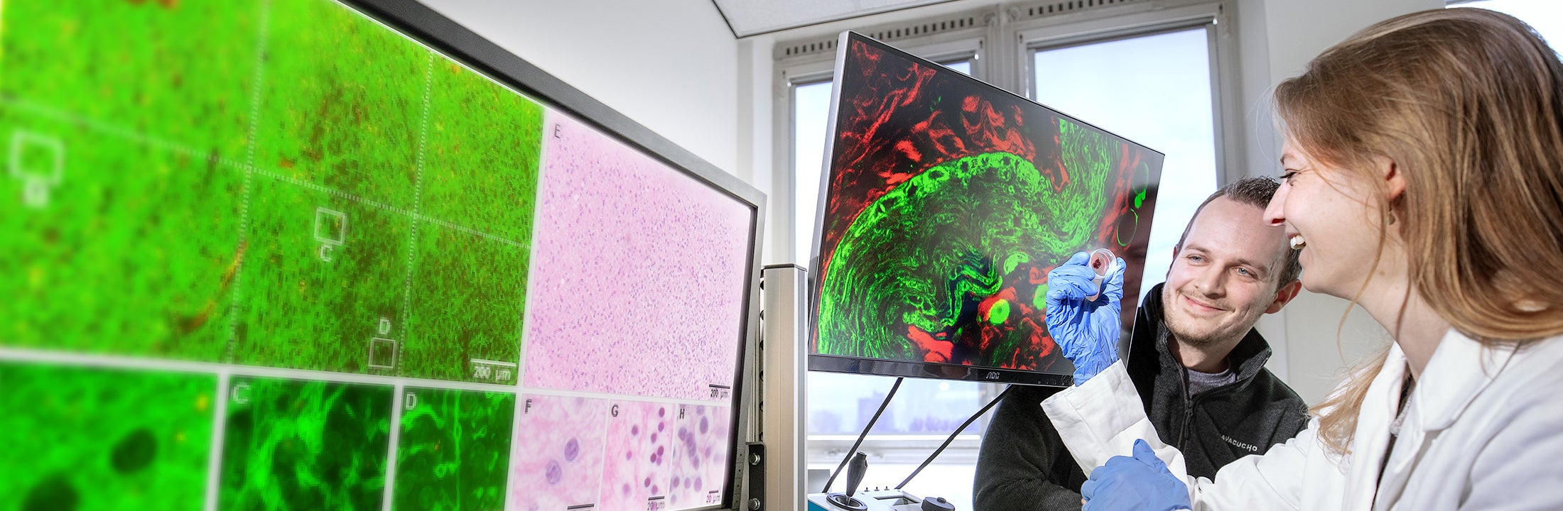 Twee studenten bekijken het resultaat van een proef