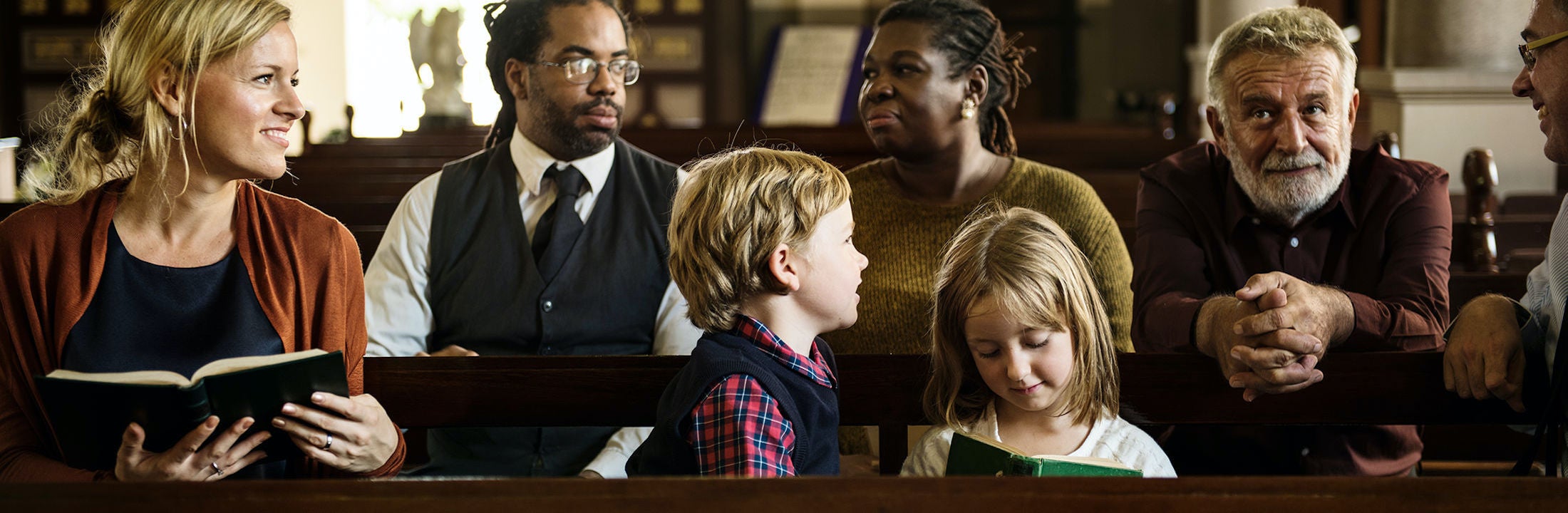 Gezelschap zittend in kerkbanken