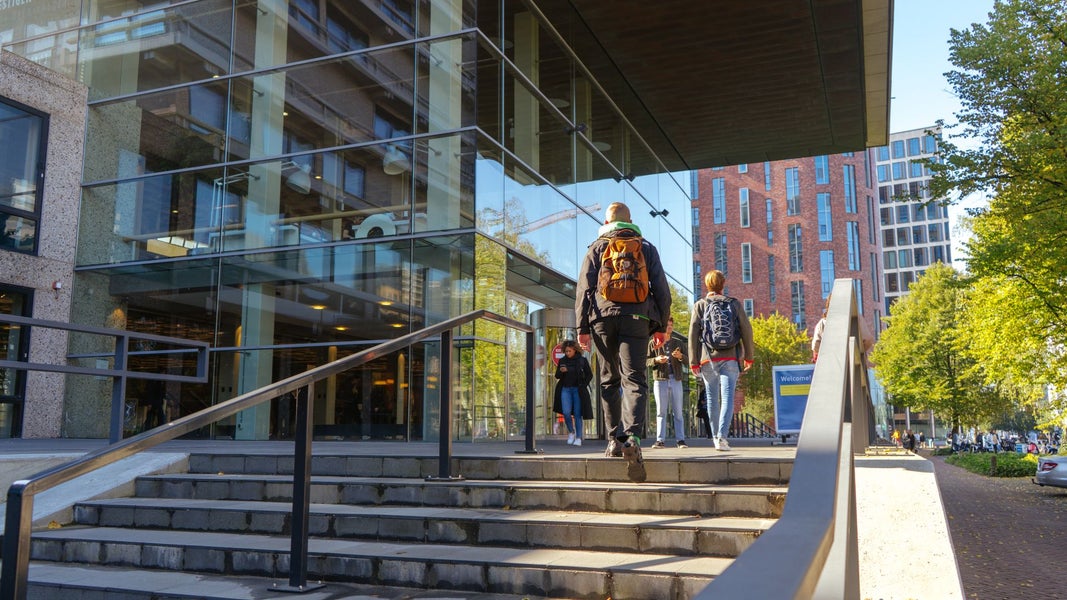 Students walk to the main building of VU Amsterdam