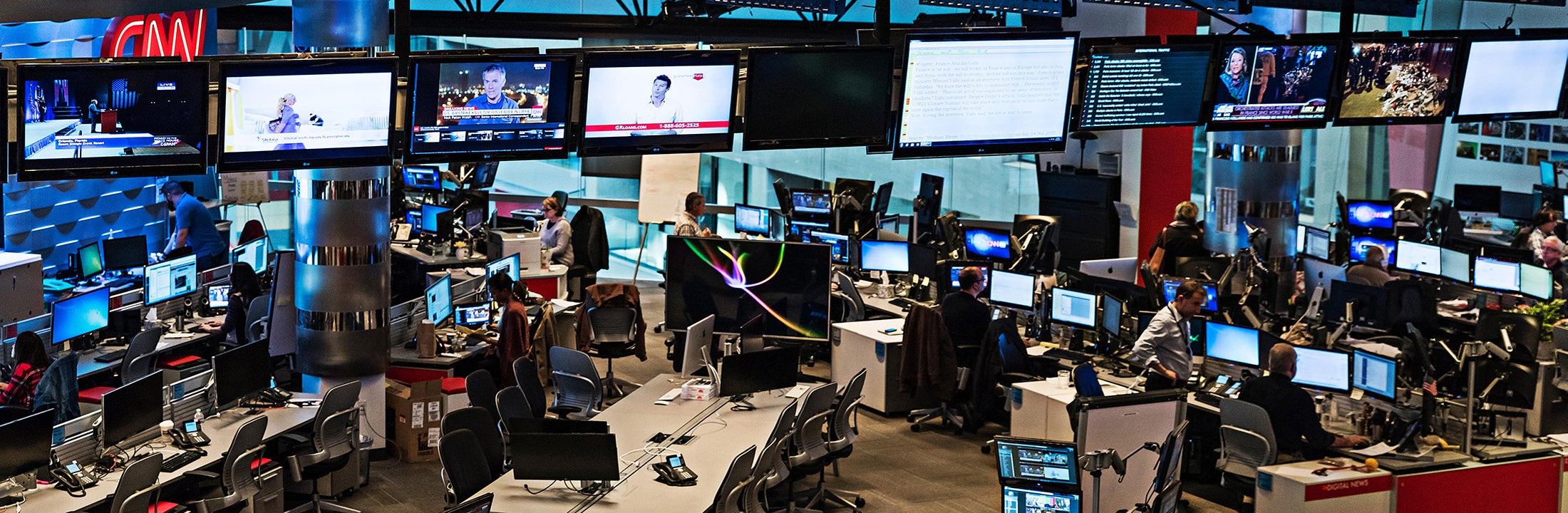 Nieuwsruimte met computers, tv's en bureaus