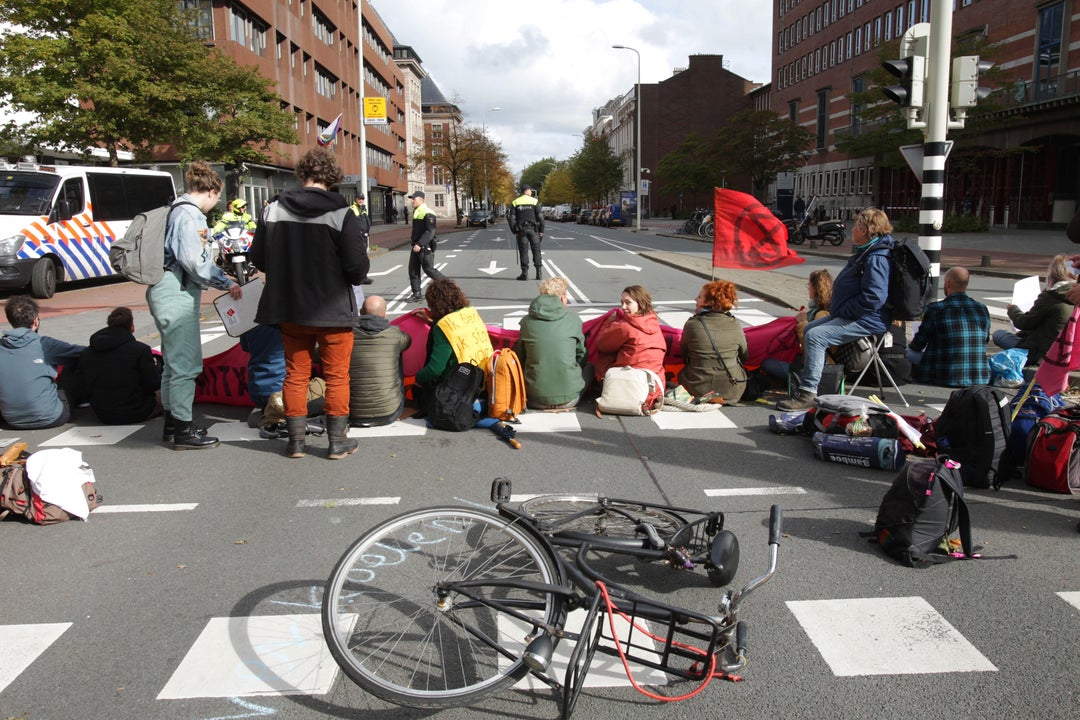 Demonstranten blokkeren een straat