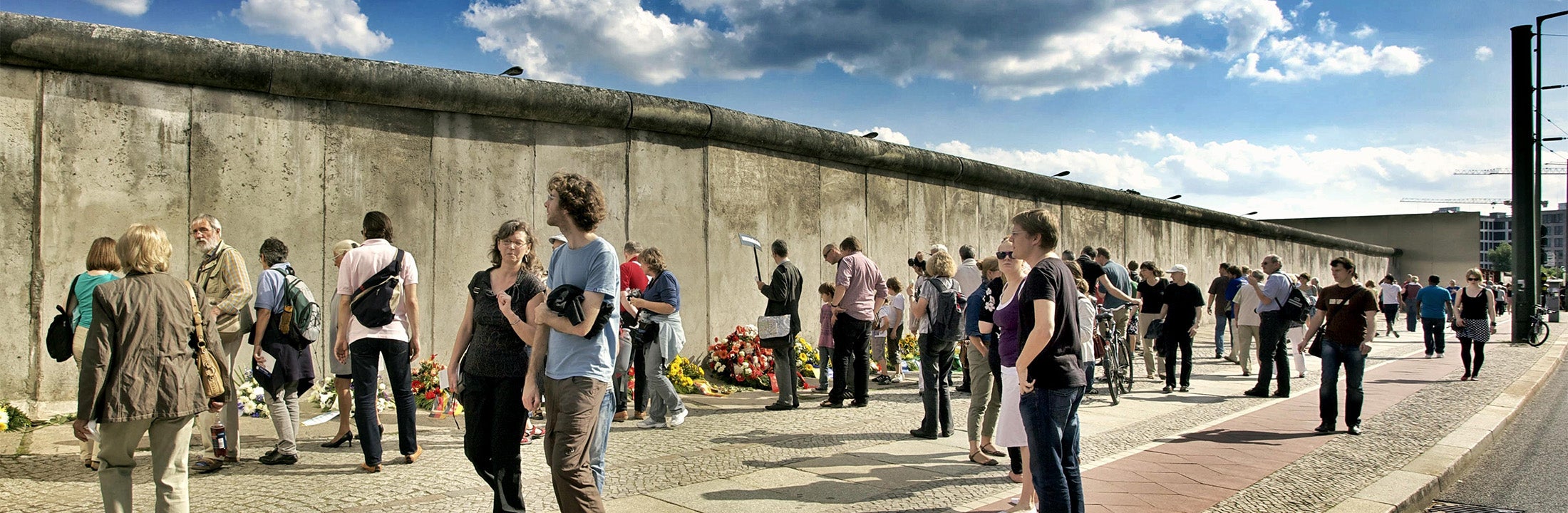 Mensen bij de Berlijnse muur