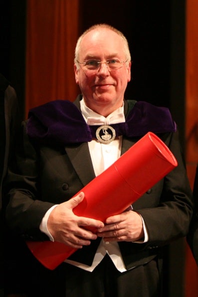 Uitreiking van het eredoctoraat van de Vrije Universiteit Amsterdam aan Iain Chalmers in 2006. 