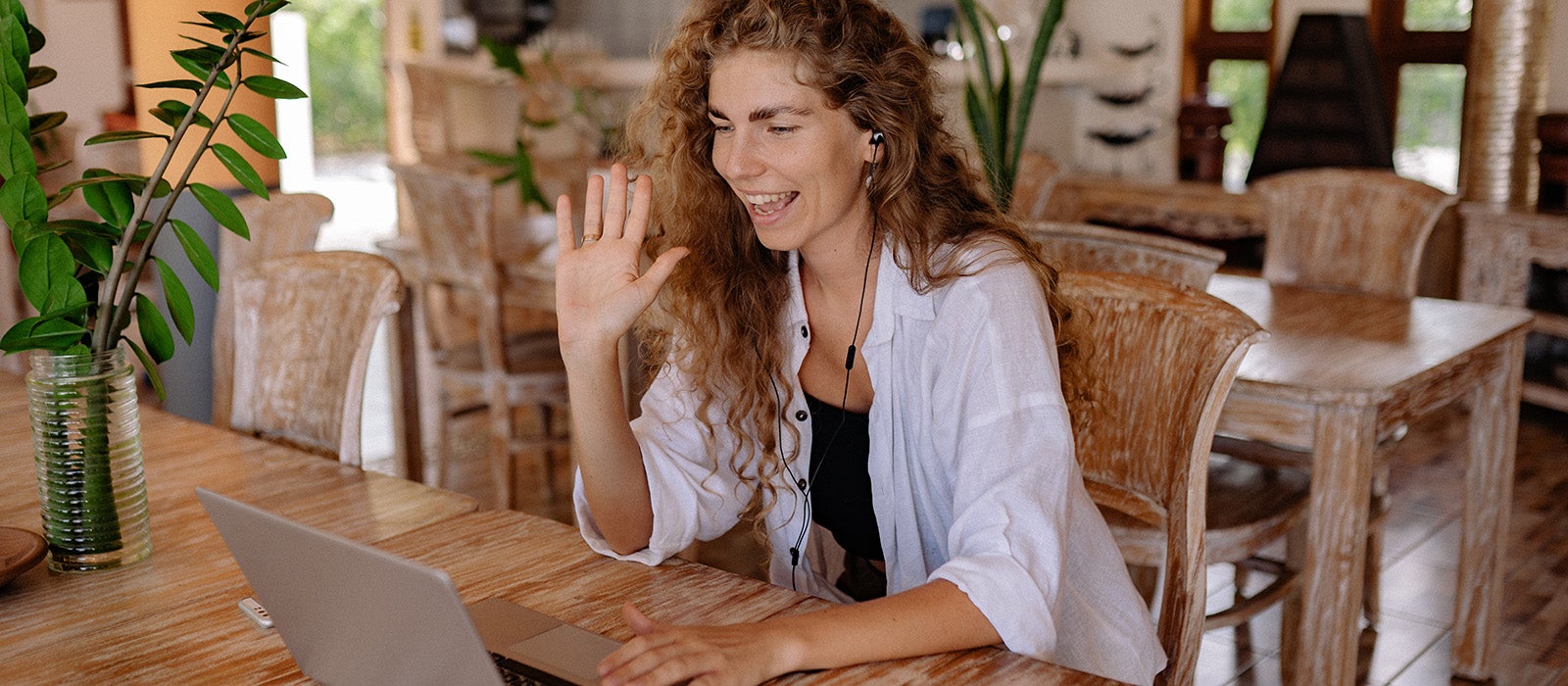 Vrouw achter laptop