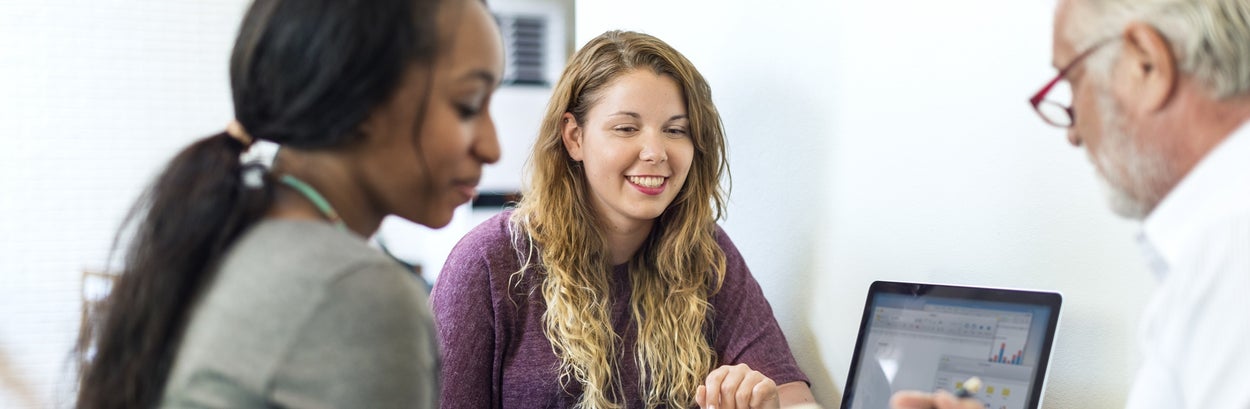 Diverse groep docenten in gesprek over AIMES
