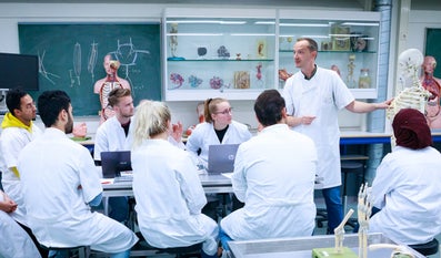 Studenten in een anatomieles