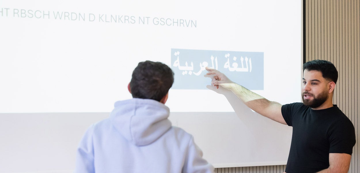 Dag van de Moedertaal 2026 docent geeft les