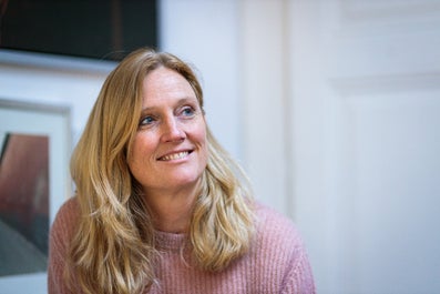 Een glimlachende vrouw met blond haar