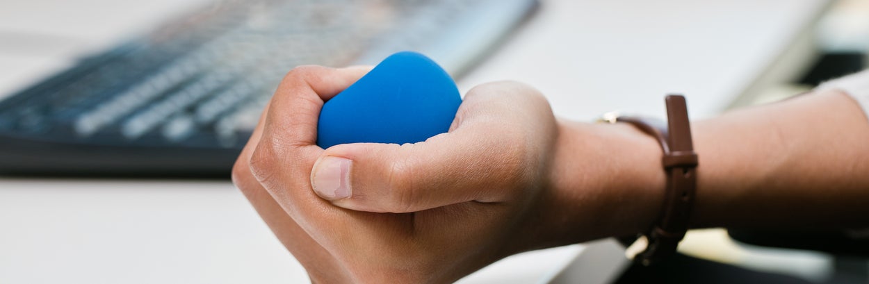 Een stressbal wordt stevig vastgehouden in een hand