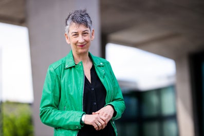 Een vrouw in een groen jasje