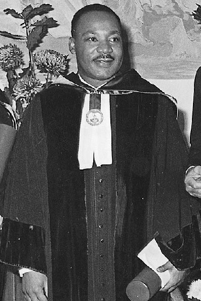 Uitreiking van het eredoctoraat van de Vrije Universiteit Amsterdam aan Martin Luther King in 1965. 