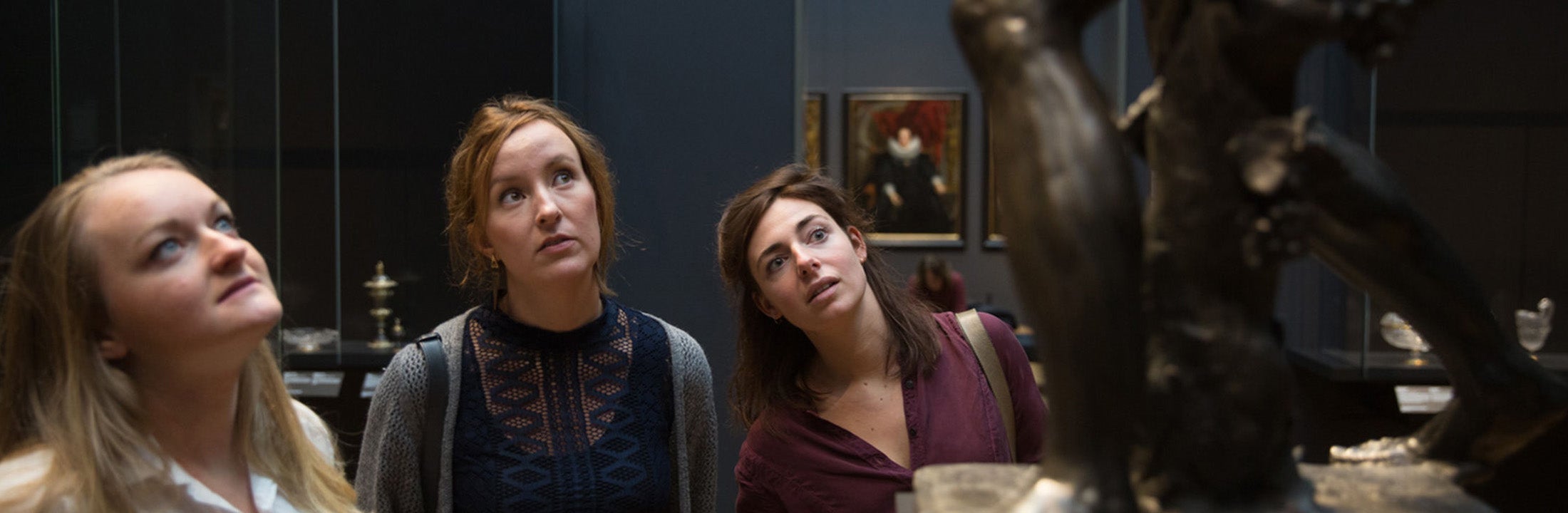 Studenten bestuderen een kunstobject