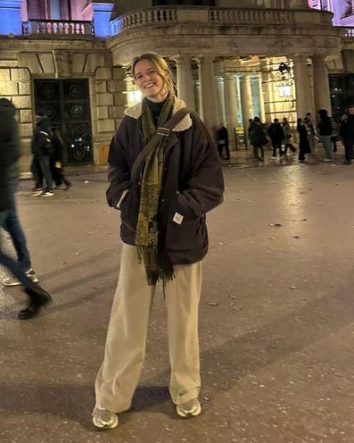 Esther poseert op straat voor de fotograaf
