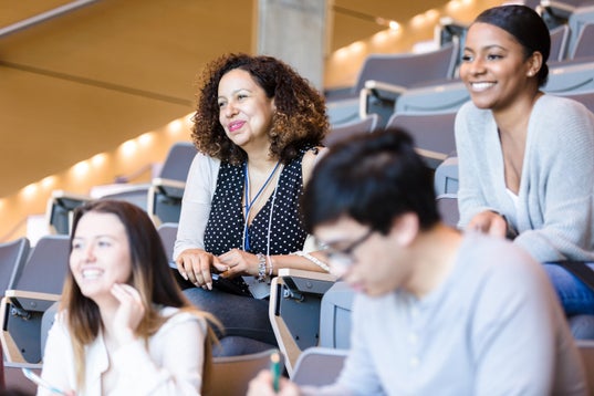 Alumni in collegezaal