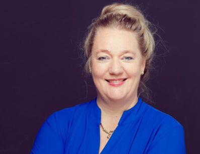 Een vrouw in een blauw shirt