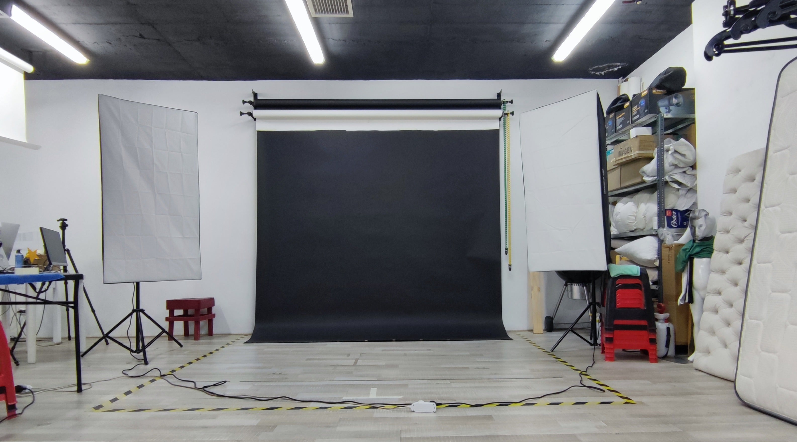 Fotografía del estudio Rt para las sesiones de fotos publicitarias, en los laterales se pueden ver implementos en estantes, los cuales son de utilería.