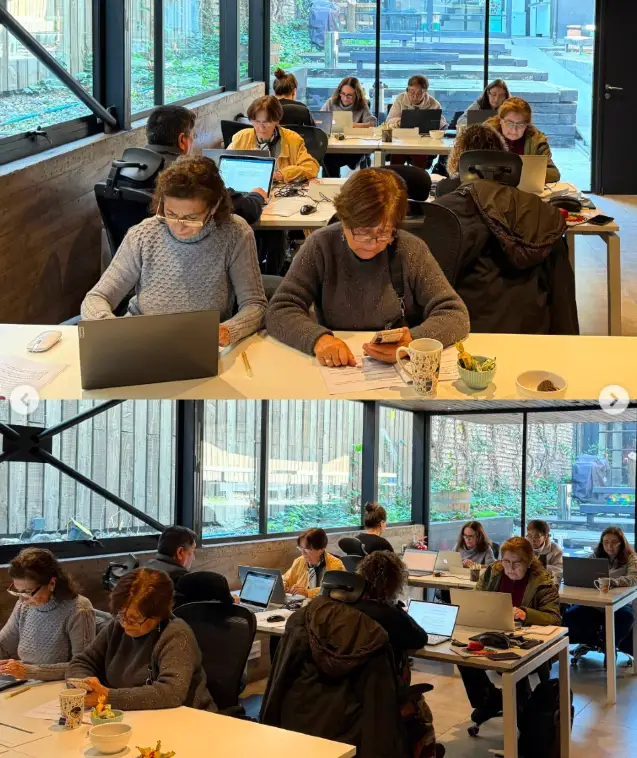 Adultos estudiando un curso de Rt Academy para su formación en Inteligencia Artificial.