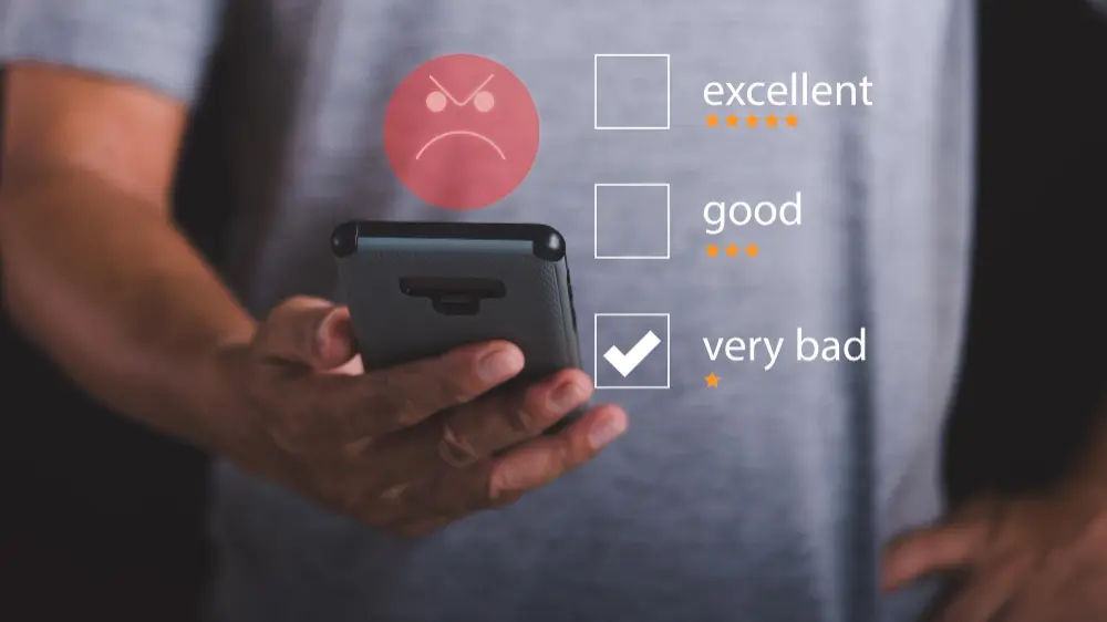 Usuario de smartphone dejando una mala reseña en el sitio.