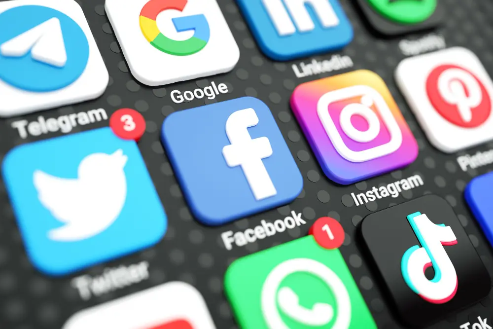 Múltiples canales digitales existen en un mismo dispositivo (smartphone), por ello, el performance marketing debe estar a la altura de monitorizarlos todos, siempre manteniendo la personalización de cada plataforma. En la imagen, WhatsApp, TikTok, Facebook, Twitter, etc.