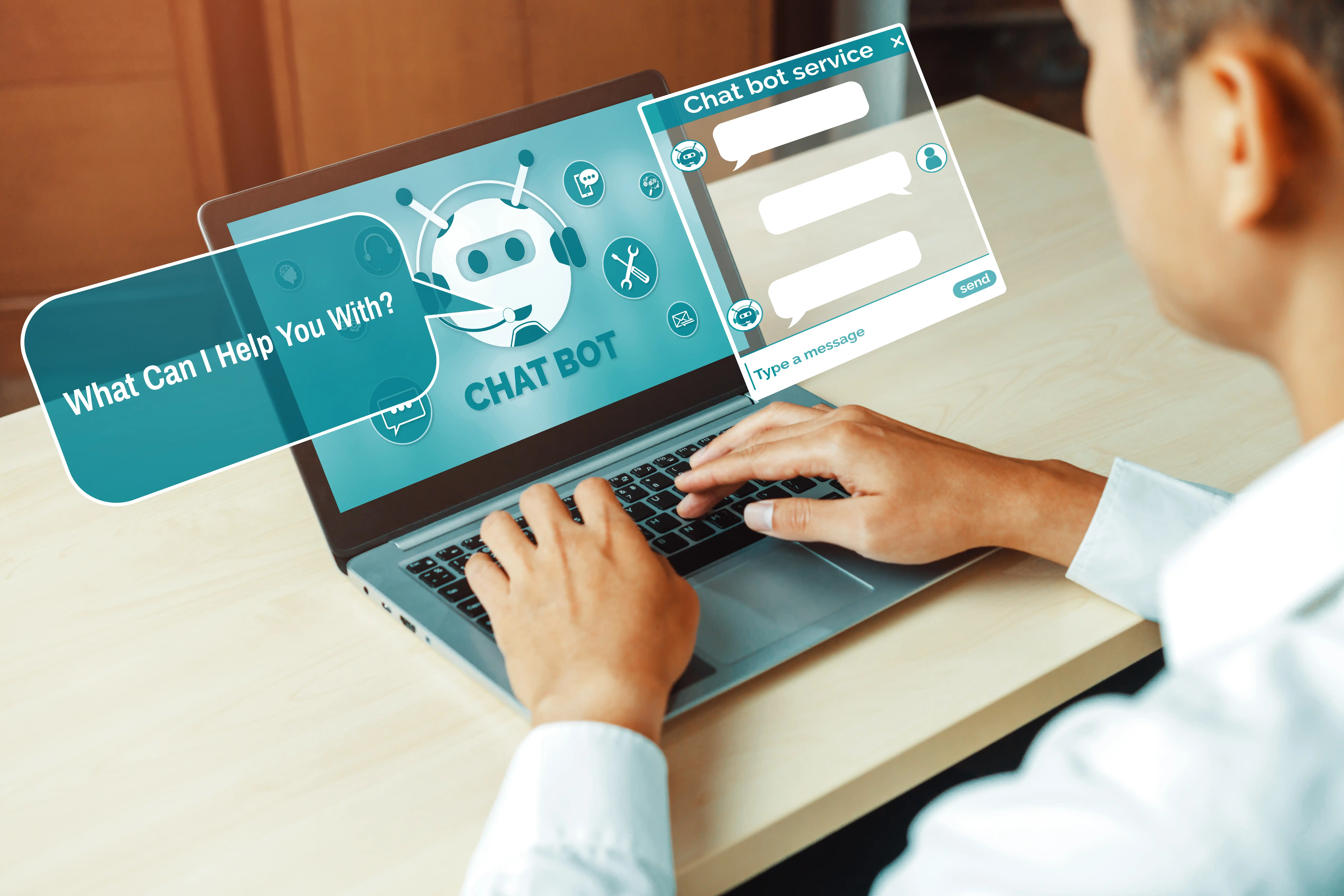 Fotografía de persona navegando en la web. La pantalla de laptop muestra una ilustración de robot preguntando "¿En qué puedo ayudarte".