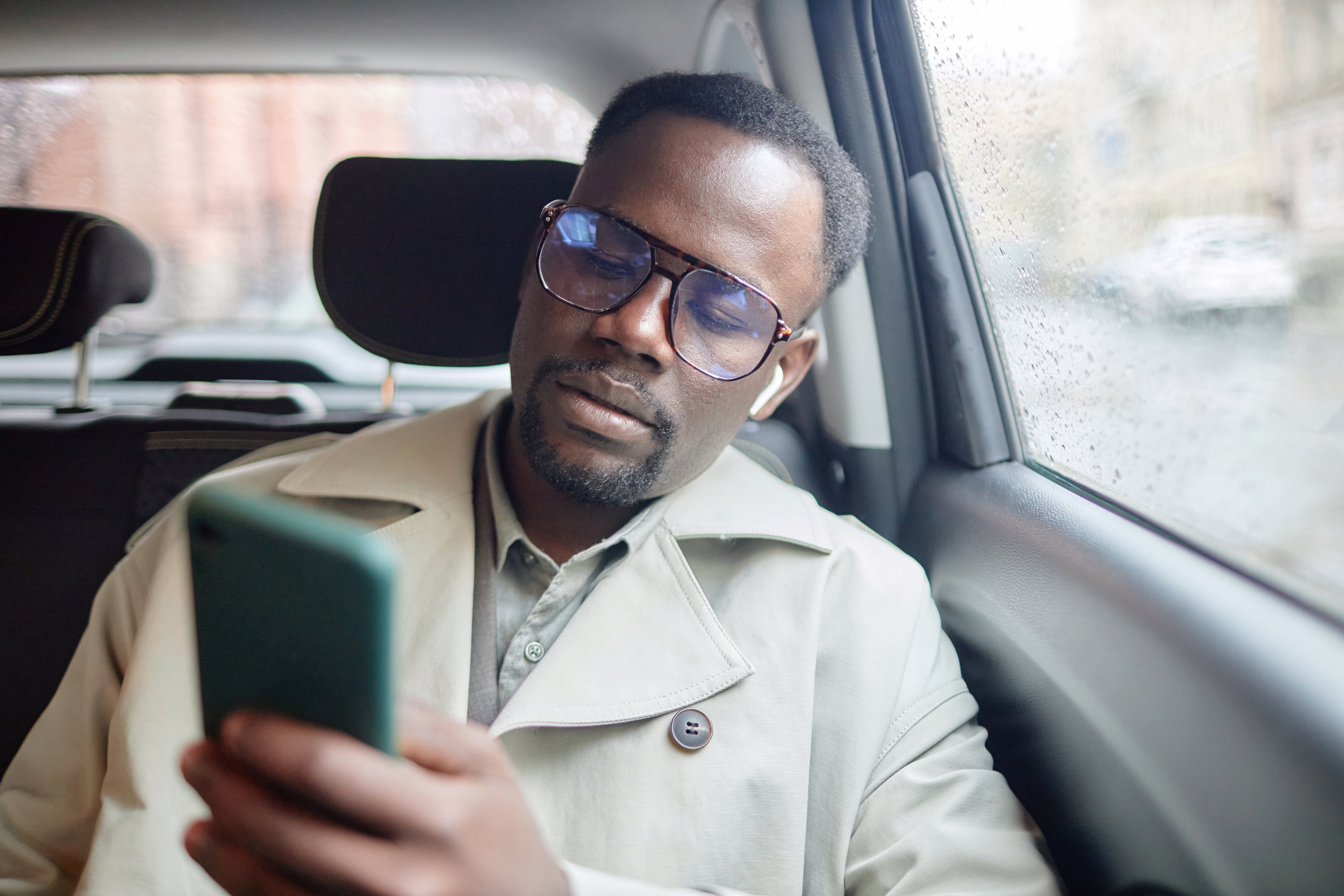 Una persona revisando los términos y condiciones en su celular.