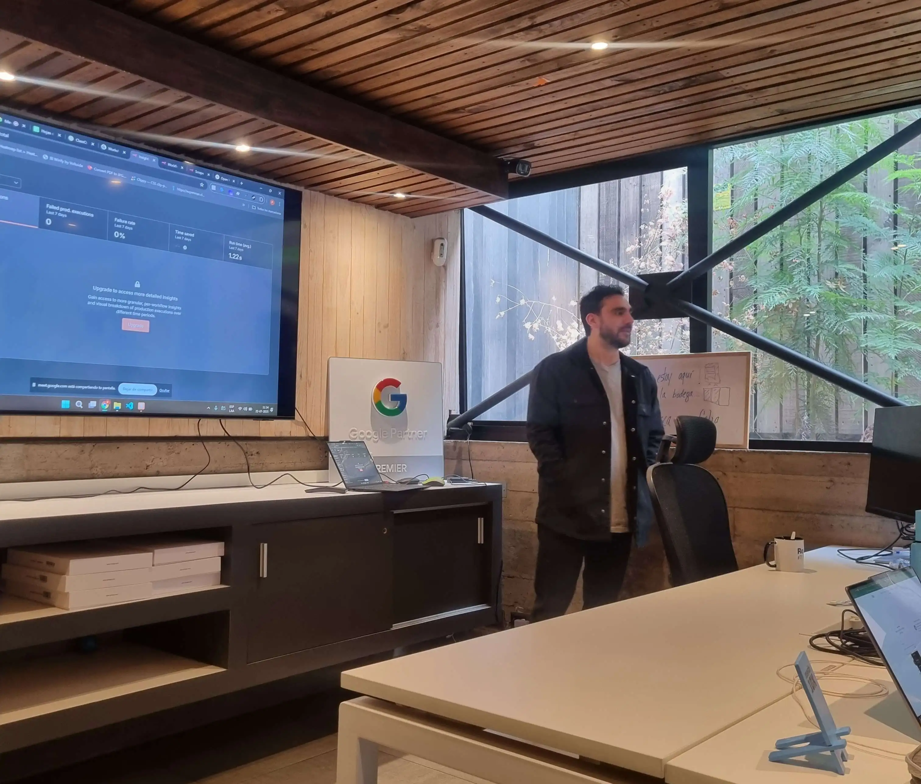 Fotografía de Pablo Steil mientras expone frente al equipo de Retargeting sobre la plataforma n8n.