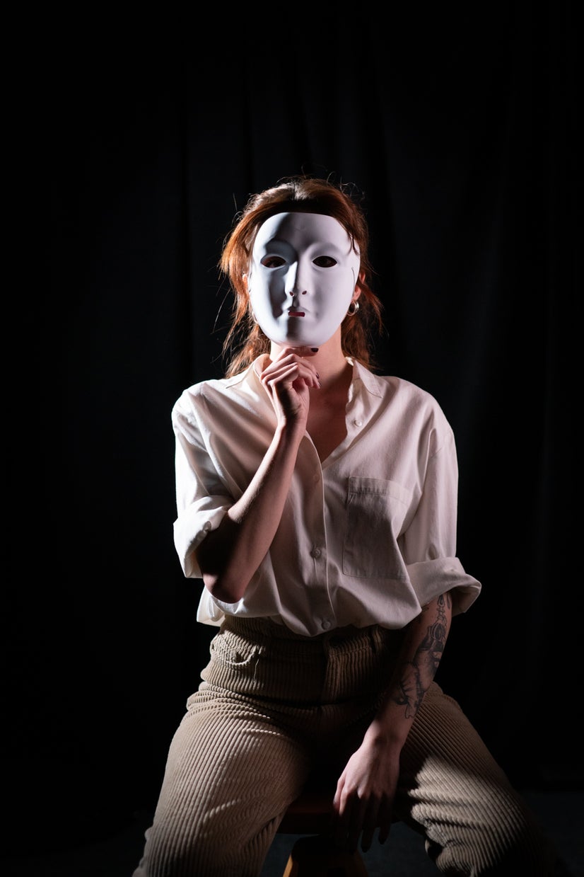 A photo of Inês behind a mask.