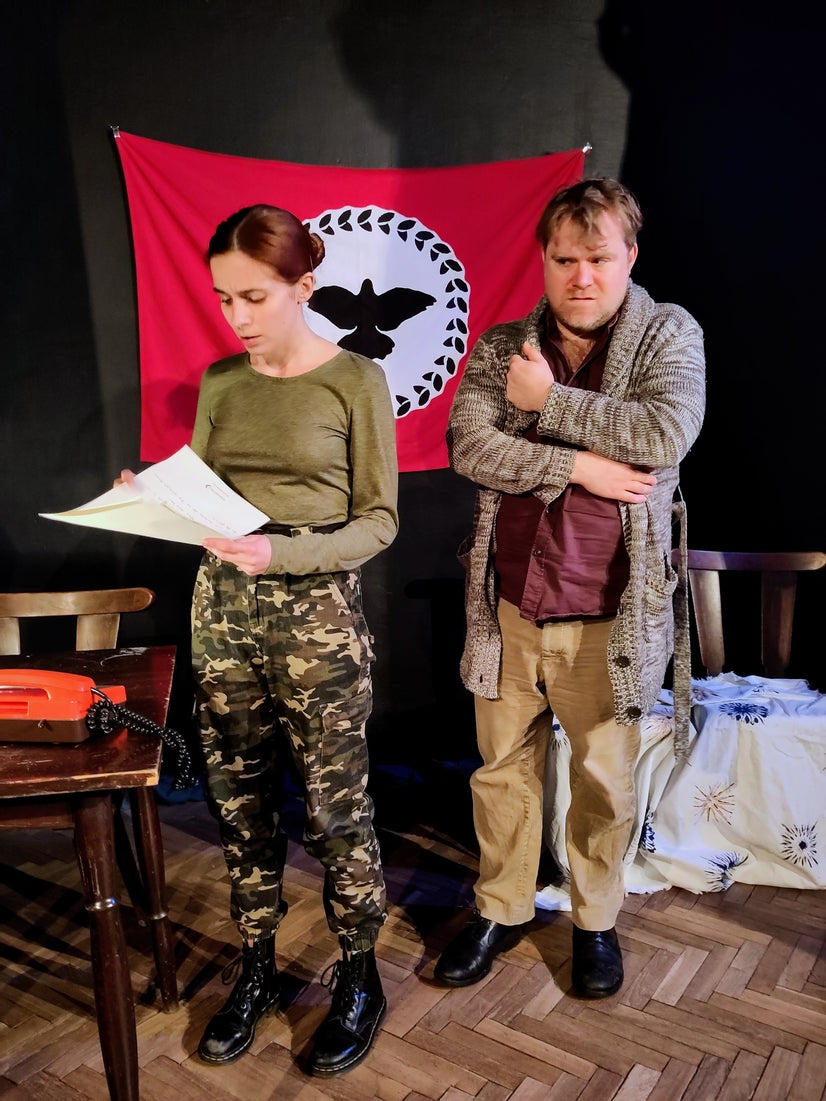 Difficult news from the battlefield read by Pavlina Krüg while Antoine listens.