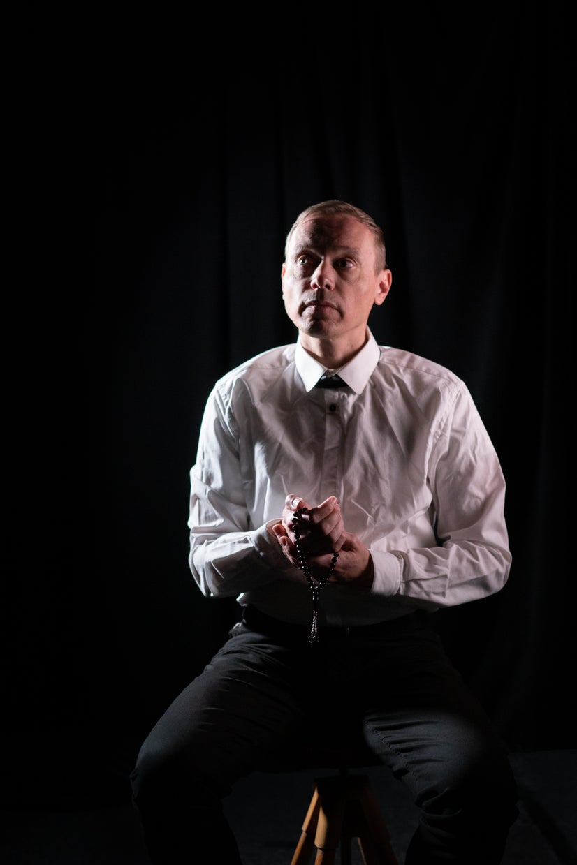 A photo of Frank with a rosary but no a mask.