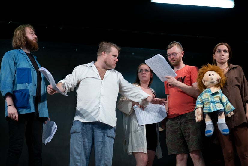 Dubský breaks up a fight between Fiala and Bláha while Fiala’s family looks on.