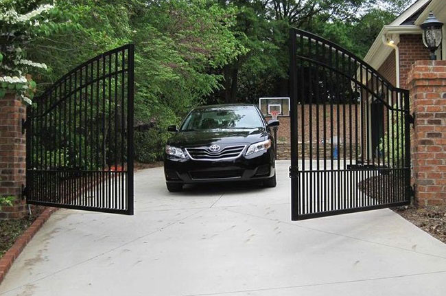dual driveway gate