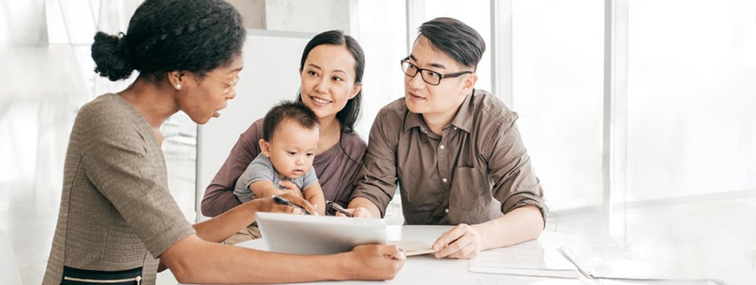 Couple receiving insurance advice. What's the difference between brokers and independent agents. 