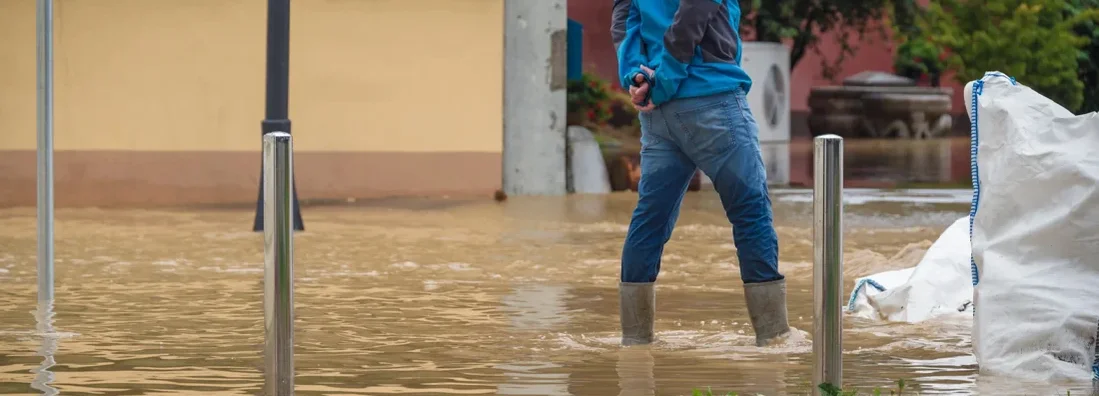 People in flooded city streets after heavy rain. Find Mississippi Flood Insurance.