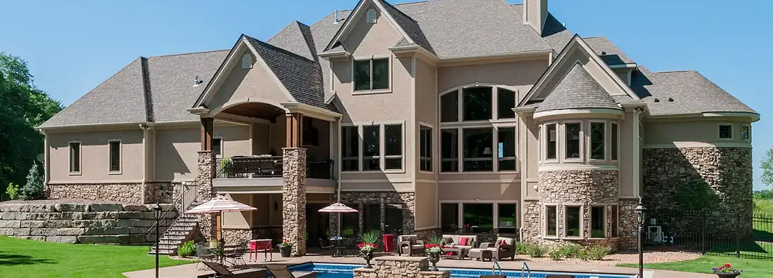 House with swimming pool with a clear blue sky. How to Find the Best Homeowners Insurance in Peachtree City, Georgia.