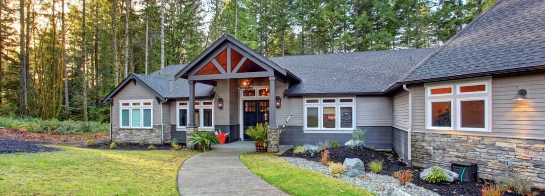 Beautiful house with driveway. How to Find the Best Homeowners Insurance in Whitefish, Montana.