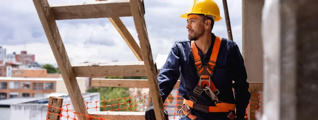 Construction worker working at a building site. Find Occupational Accident Insurance.