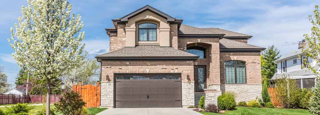 Traditional American Home with Garage. HO1 Basic Form.