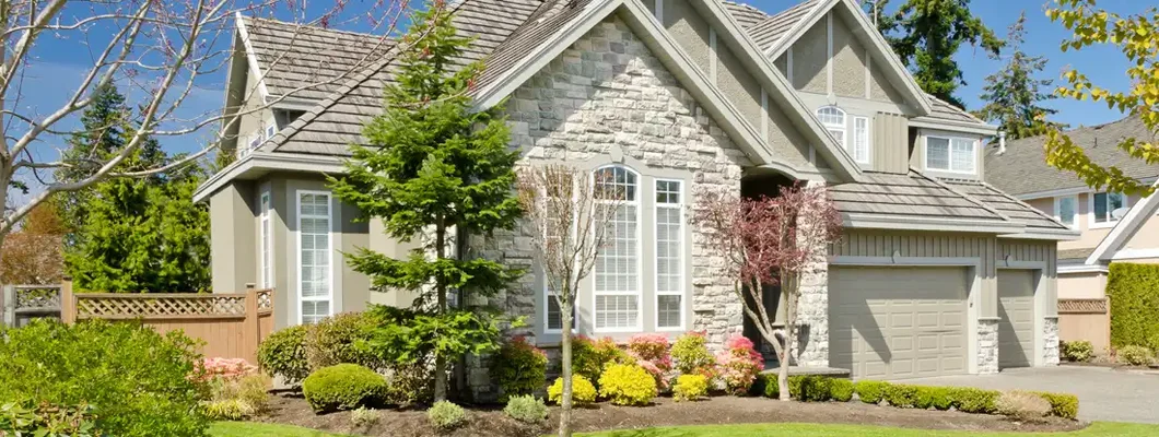 Luxury house on a sunny day. How to Find the Best Homeowners Insurance in North Liberty, Iowa.