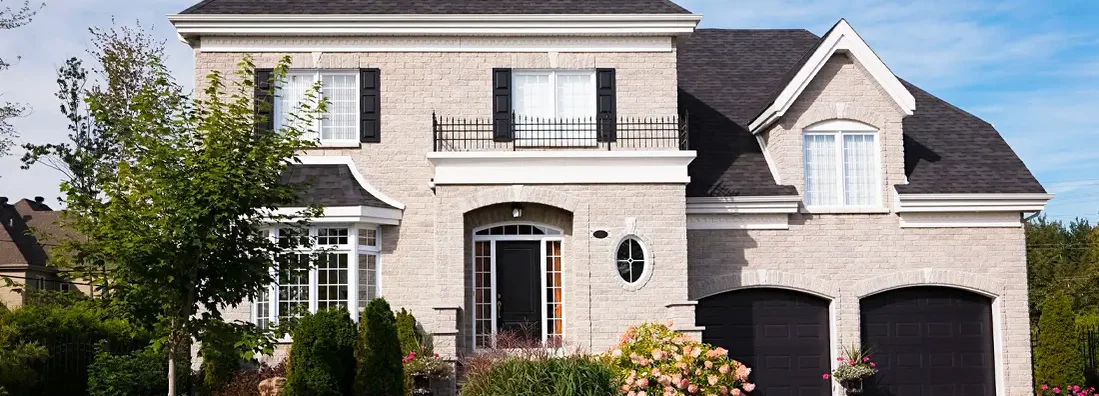 Exterior of a large house. Find Portsmouth, New Hampshire homeowners insurance.