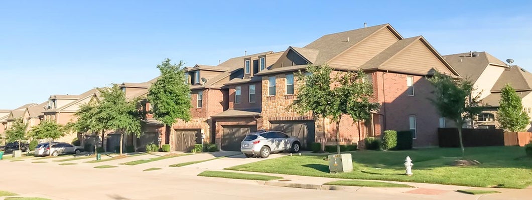 New established neighborhood houses in suburban Dallas, Texas. Find Texas umbrella insurance.