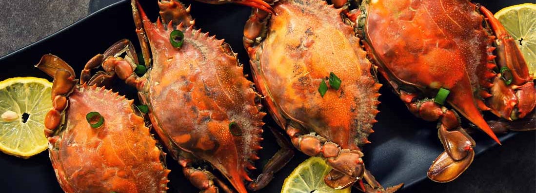 Steamed Blue crabs with lemon garnish