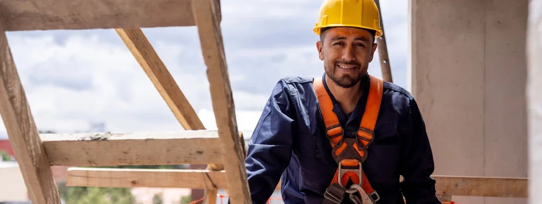 Builder working at a construction site wearing protective workwear. Find South Carolina Construction Insurance.