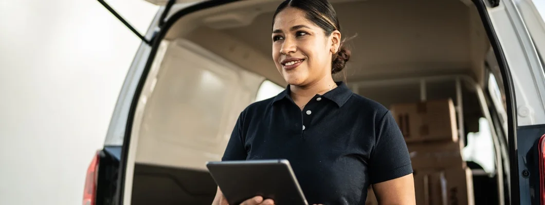 
Delivery person using digital tablet. Find Washington Commercial Vehicle Insurance.
