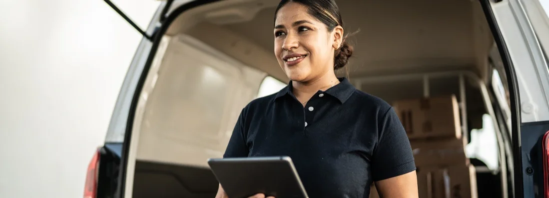 
Delivery person using digital tablet. Find Washington Commercial Vehicle Insurance.